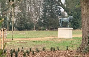 Socha koně v parku bude restaurována, kastelán žádá o podporu